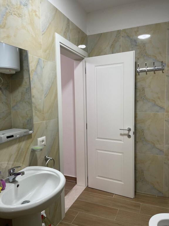Selvia, 1+1 apartment for rent, including parking spot behind the Observatori bar (70,000 leke)

