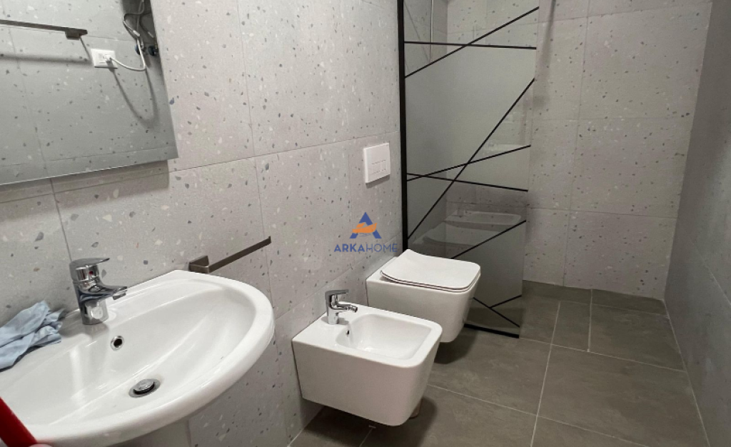 AFFITTASI APPARTAMENTO 2+1+VERANDA "AL NUOVO BOULEVARD, VIA JORDAN MISJA" 800 EURO.
