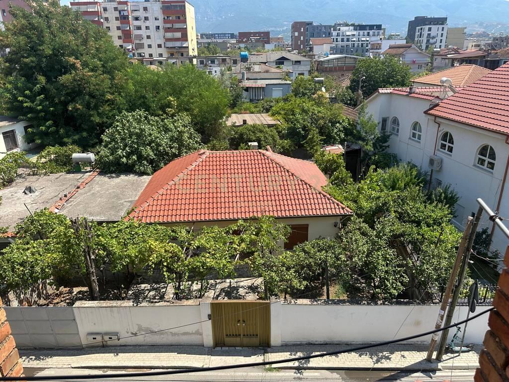 Casa privata con cortile e spazio commerciale in vendita ad Ali Dem.