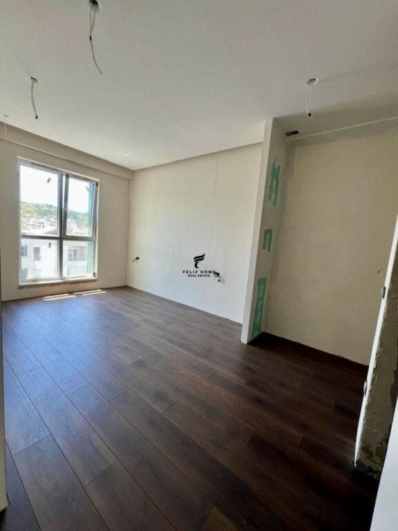 ZYRE ME QERA 95 M2 KOMUNA E PARISIT 1000 EURO