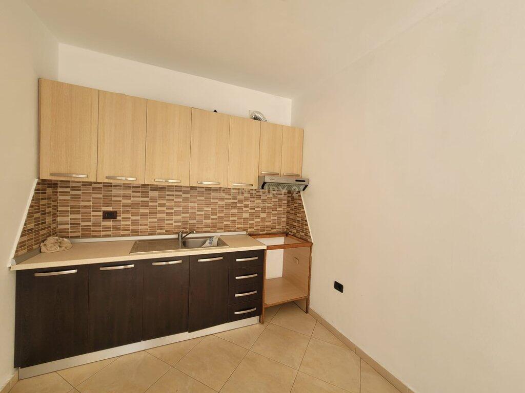 Apartament 3+1+2 tualete . Ne Fresk 200 m mbi restorant FRESKU 400 € /Muaj