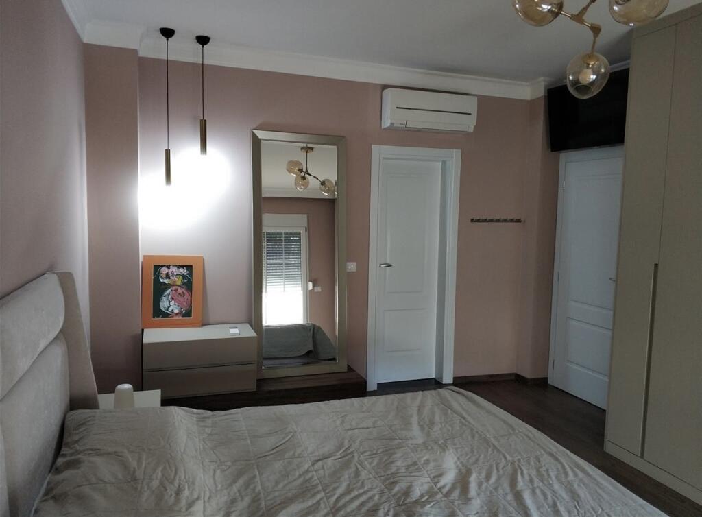 (Jepet apartament 2+1+2 me qera ne rrugen Islam Alla(myslym shyr))