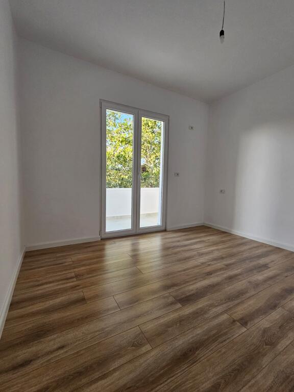 Shitet apartament 2+1 buze rruges Kavajes