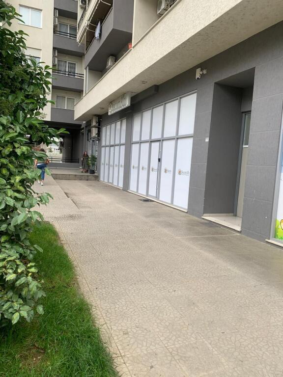 Spazio commerciale in affitto presso Komuna e Parisit