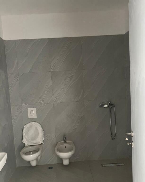 ZYRE ME QERA 112 M2 YZBERISHT 600 EURO