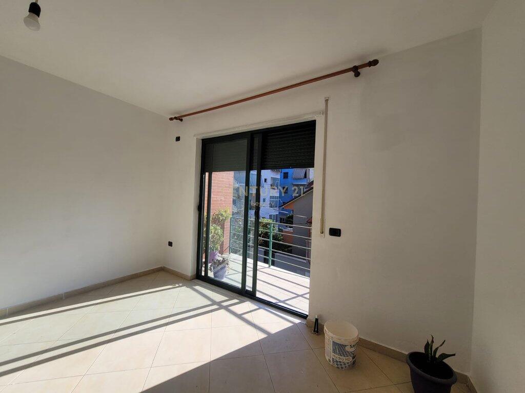 Apartament 3+1+2 tualete . Ne Fresk 200 m mbi restorant FRESKU 400 € /Muaj