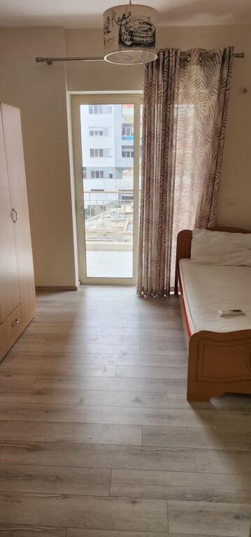 Jepet me qera Apartamenti 2+1+1, prane kopshtit zoologjik, Liqeni Thate