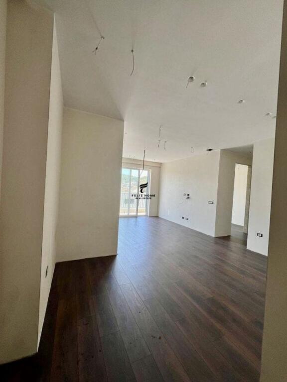 ZYRE ME QERA 95 M2 KOMUNA E PARISIT 1000 EURO