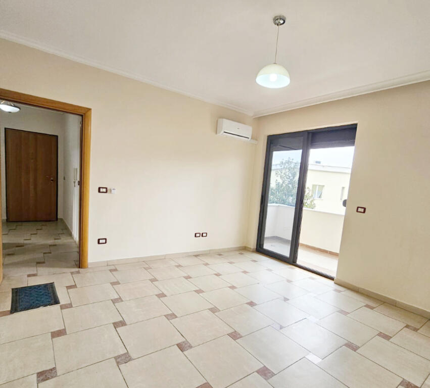Jepet apartament 3+1 per zyra me qera ne Qender te Tiranes , rr Kajo Karafili