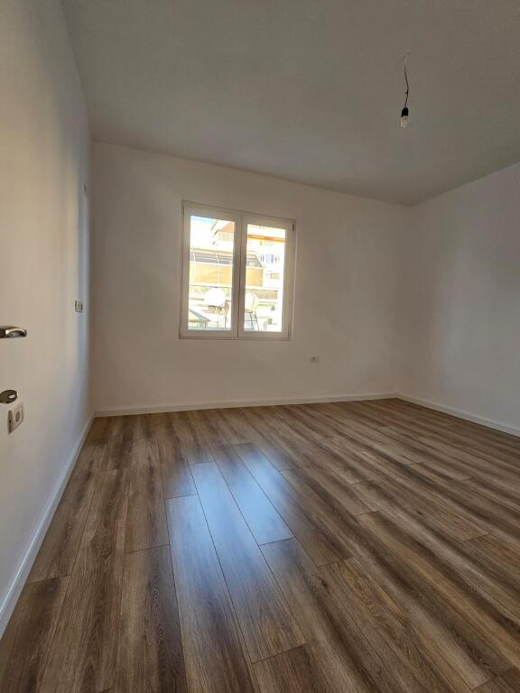 Shitet apartament 2+1 buze rruges Kavajes