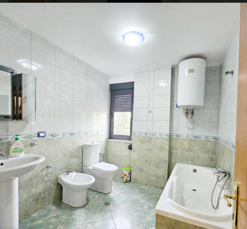 Jepet apartament 3+1 per zyra me qera ne Qender te Tiranes , rr Kajo Karafili
