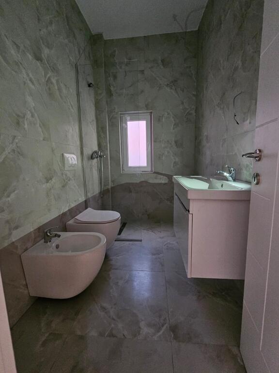 Shitet apartament 2+1 buze rruges Kavajes