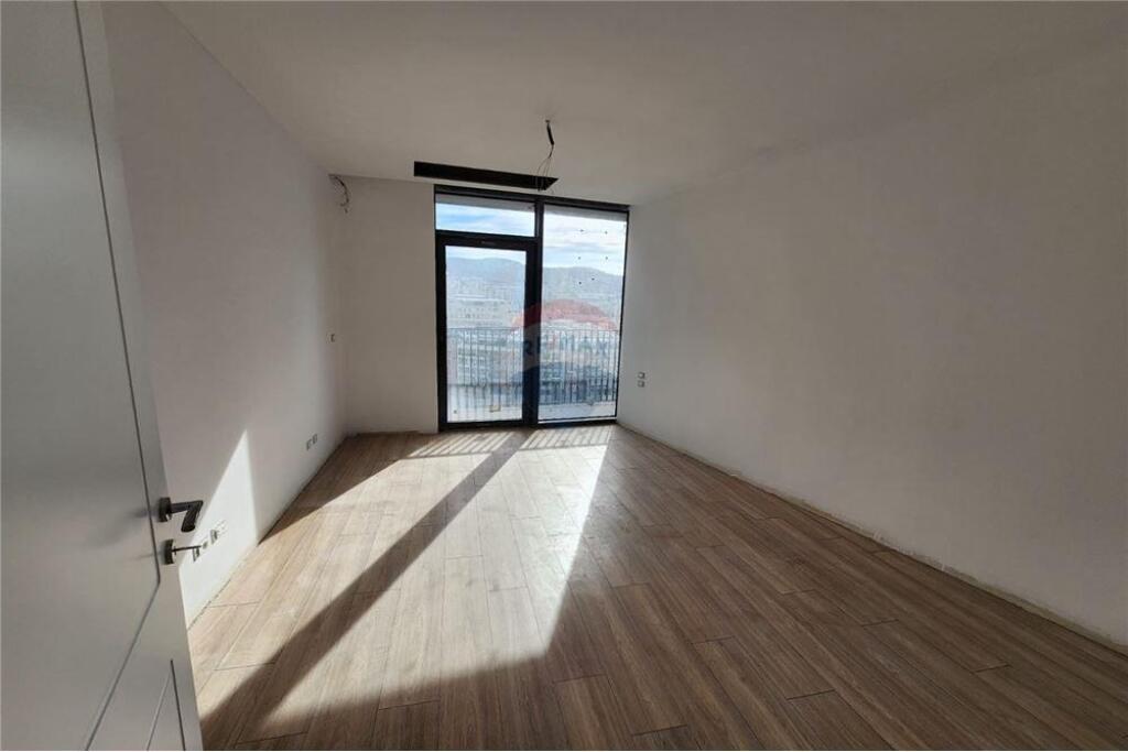 Zyra me qira te kompleksi Lake View!