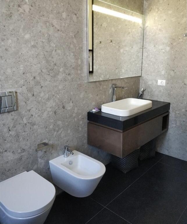 (Jepet apartament 2+1+2 me qera ne rrugen Islam Alla(myslym shyr))