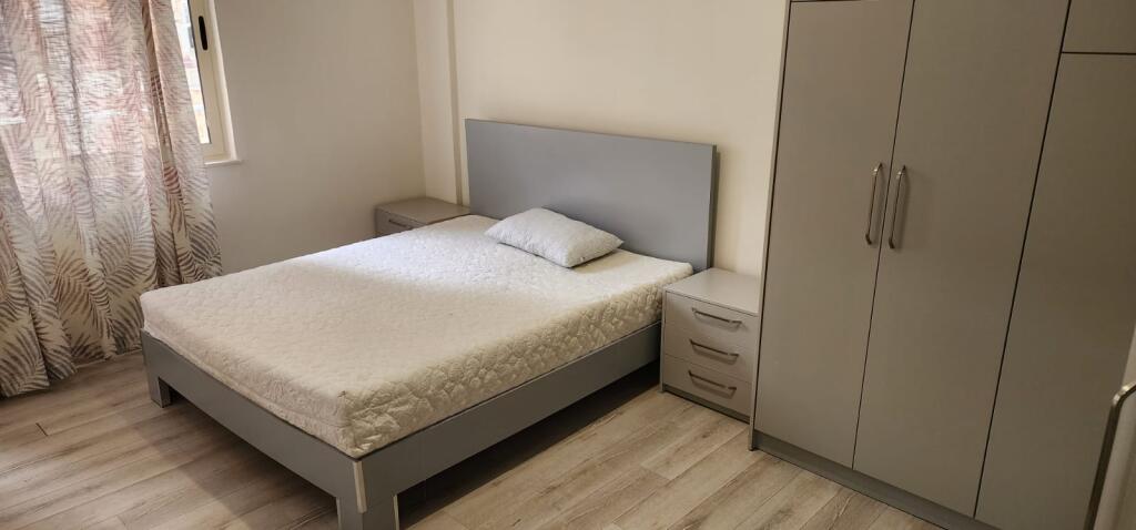 Jepet me qera Apartamenti 2+1+1, prane kopshtit zoologjik, Liqeni Thate