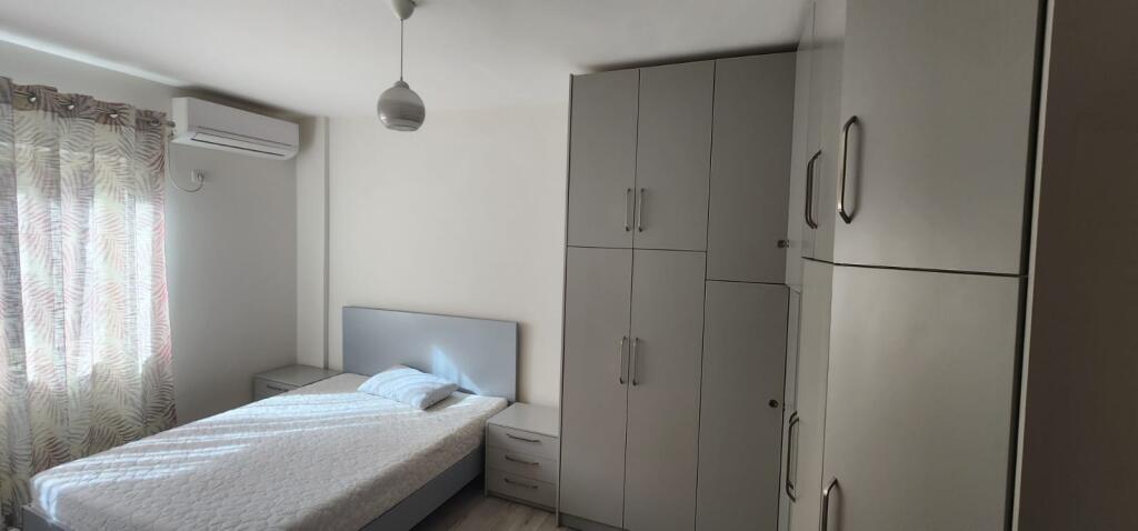 Jepet me qera Apartamenti 2+1+1, prane kopshtit zoologjik, Liqeni Thate