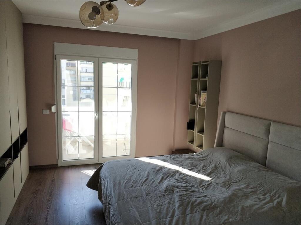 (Jepet apartament 2+1+2 me qera ne rrugen Islam Alla(myslym shyr))