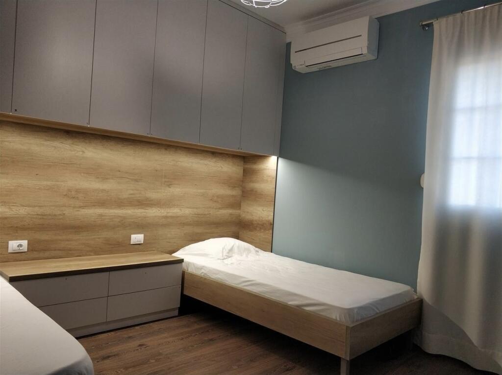 (Jepet apartament 2+1+2 me qera ne rrugen Islam Alla(myslym shyr))