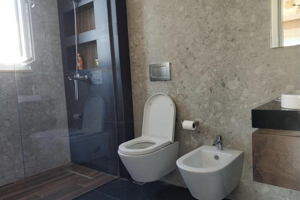 (Jepet apartament 2+1+2 me qera ne rrugen Islam Alla(myslym shyr))