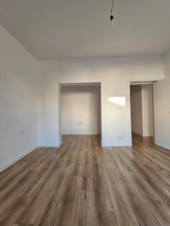 Shitet apartament 2+1 buze rruges Kavajes