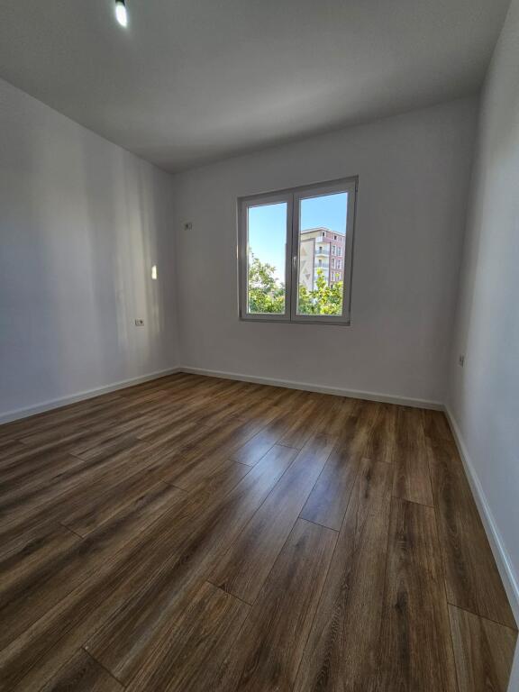 Vendesi in vendita appartamento 1+1 vicino alla strada di Kavaja