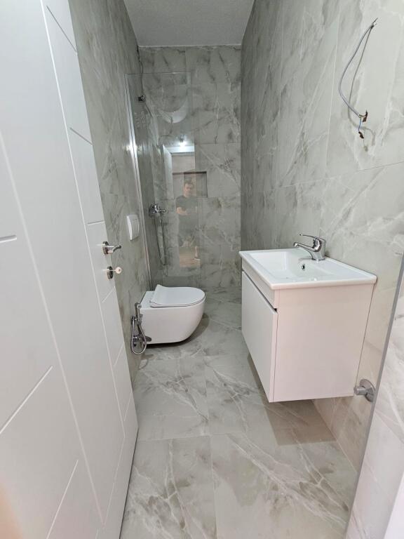 Vendesi in vendita appartamento 1+1 vicino alla strada di Kavaja