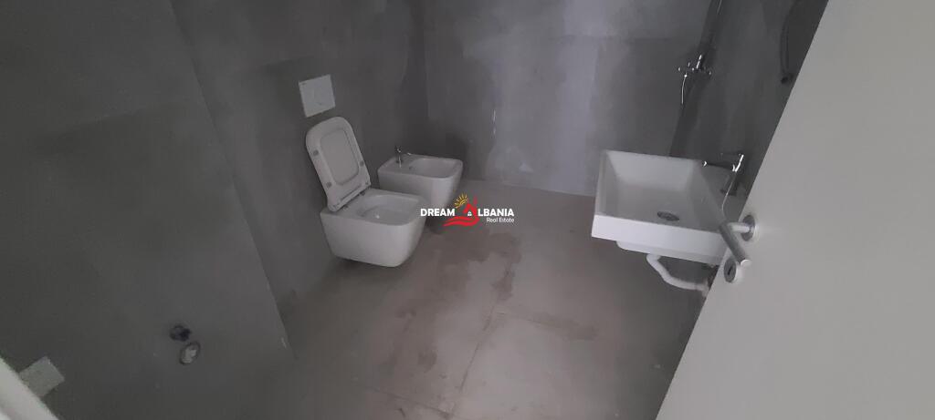 Ambient Biznesi/Zyre+Post Parkimi me Qera tek Komuna e Parisit, prane Rrethrrotullimit ne Tirane (ID 42611330)