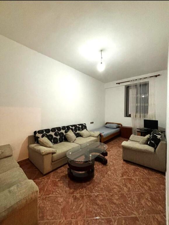 🏢Nella zona di Don Bosko, vicino all'Hotel Ferrari, si affitta un appartamento 1+1 arredato, 45.000 Leke