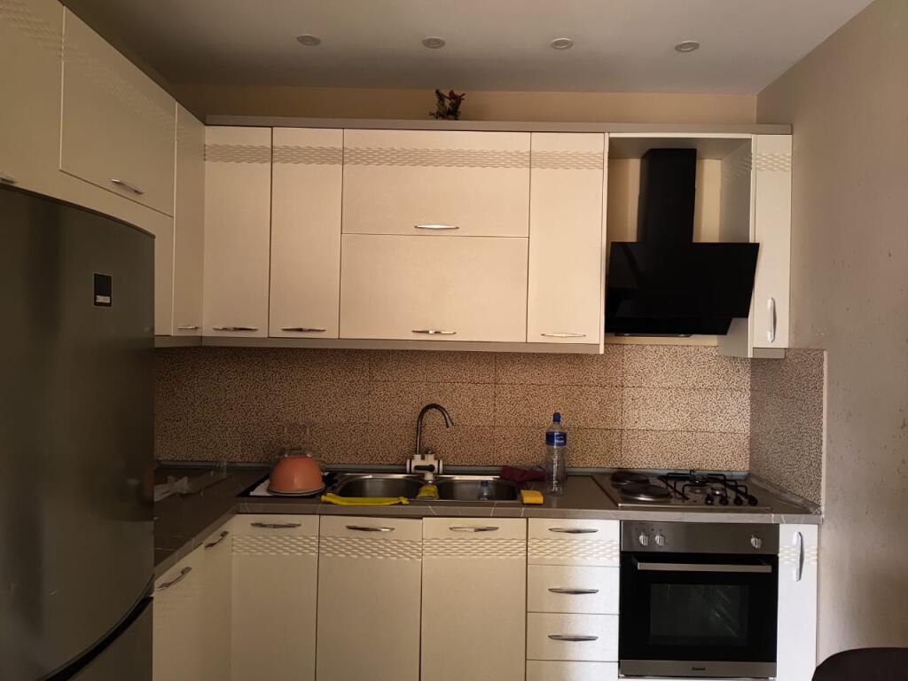 🏠 Appartamento arredato 1+1 in affitto – 34.000 Lek/mese 📍 Sotto la curva di Kamza, Via Eltion Frroku