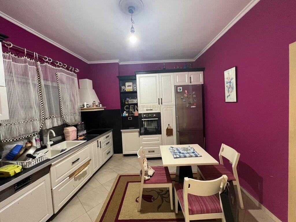 🏠 Nella zona tranquilla e preferita di Fresku, è offerto in vendita un appartamento funzionale 2+1