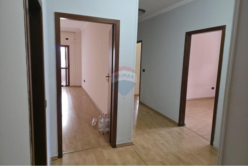 Shitet Apartament 3+1+2 pranë Lion Park!
