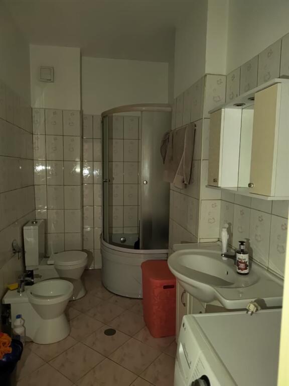 🏠 Appartamento arredato 1+1 in affitto – 34.000 Lek/mese 📍 Sotto la curva di Kamza, Via Eltion Frroku