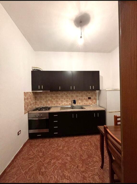🏢Nella zona di Don Bosko, vicino all'Hotel Ferrari, si affitta un appartamento 1+1 arredato, 45.000 Leke