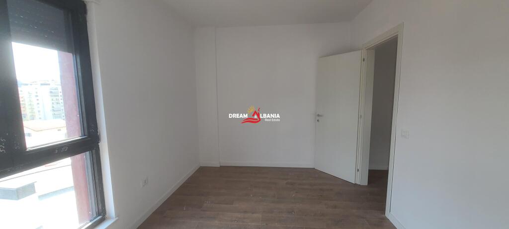 Ambient Biznesi/Zyre+Post Parkimi me Qera tek Komuna e Parisit, prane Rrethrrotullimit ne Tirane (ID 42611330)