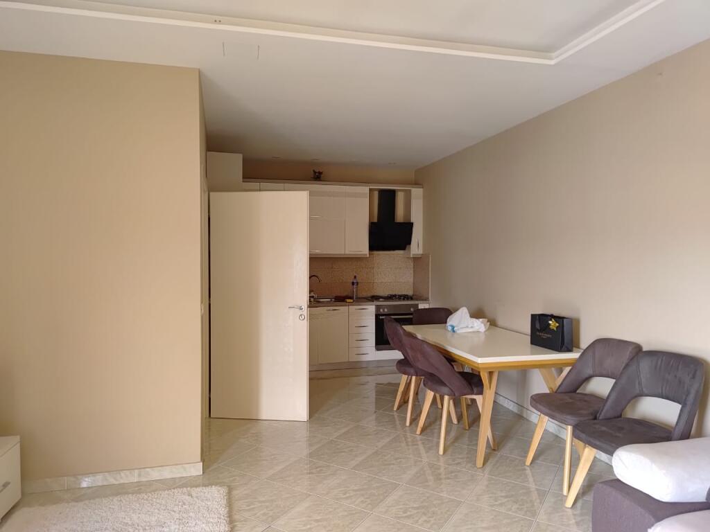 🏠 Appartamento arredato 1+1 in affitto – 34.000 Lek/mese 📍 Sotto la curva di Kamza, Via Eltion Frroku