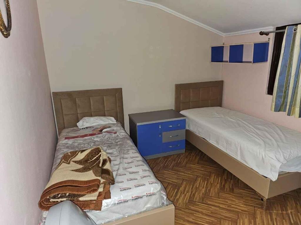 In affitto 3° piano di una villa privata 2+1, Mercato Elettrico vicino a Crown Shop 550 mila lek