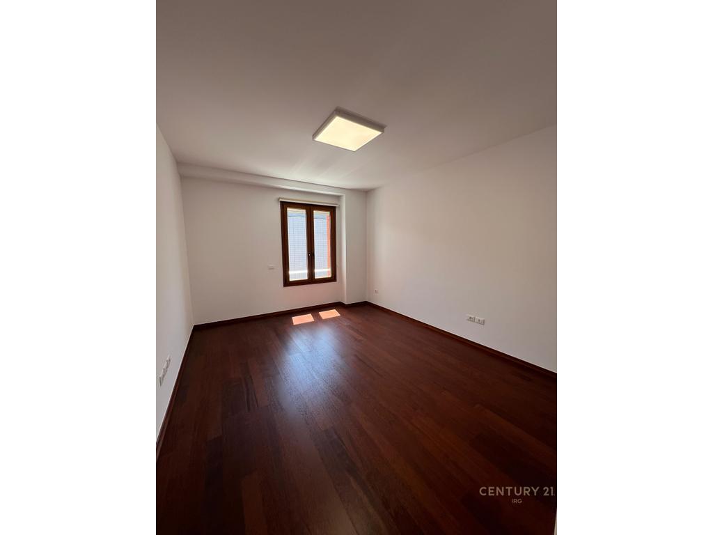ZYRË ME QIRA TEK HILTON, PRANË DELIJORGJIT