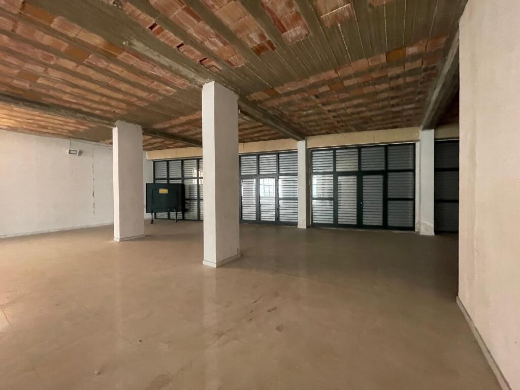 AMBIENTE NEGOZIO IN AFFITTO VICINO AL COMUNE DI PARIGI