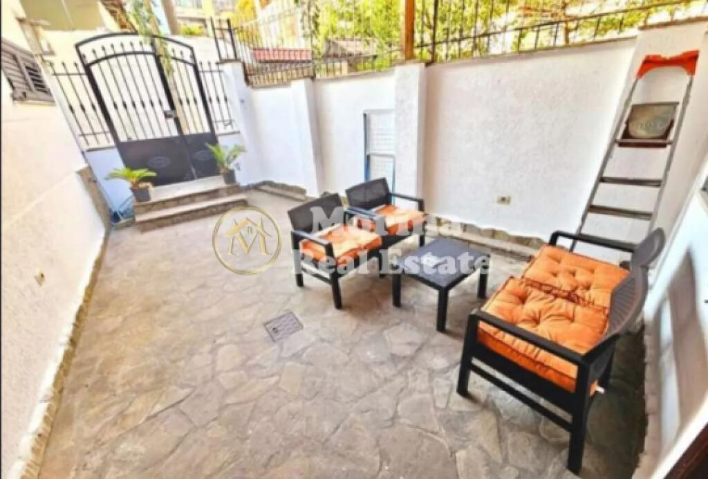Affitto, Ingresso Privato 2+1+Cortile+Posto Auto, Via Jeronim De Rada, 800 Euro/Mese
