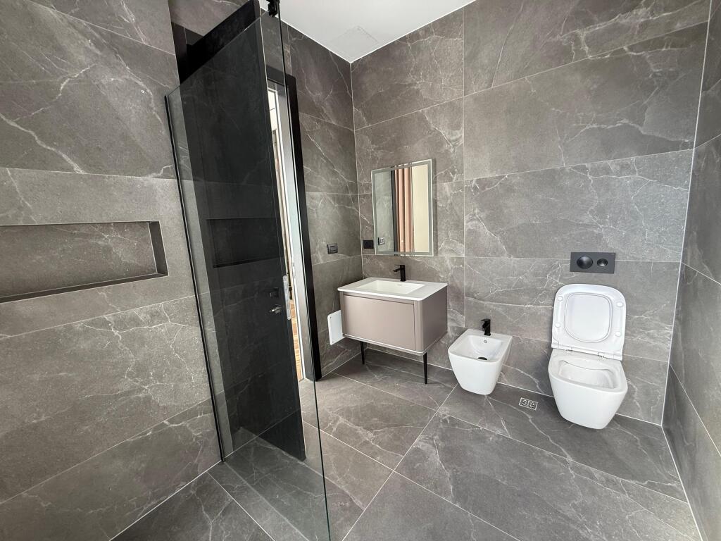 Super villa 3 floors Dry Lake is given