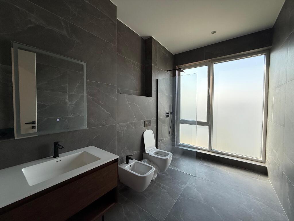 Super villa 3 floors Dry Lake is given