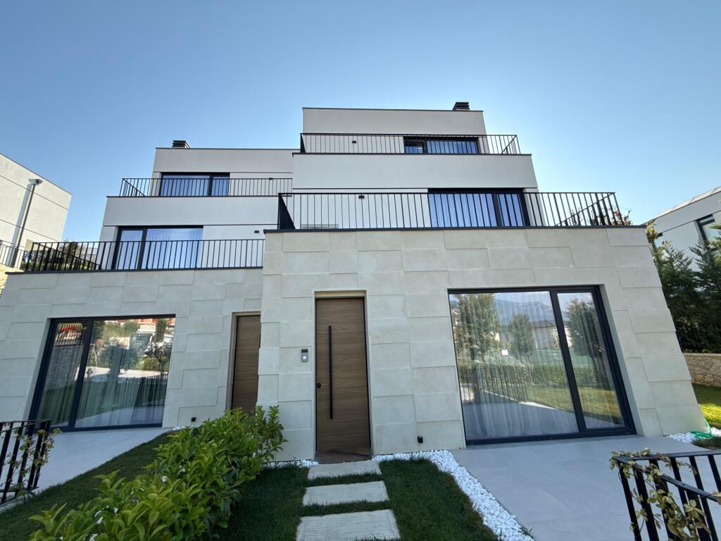 Super villa 3 floors Dry Lake is given
