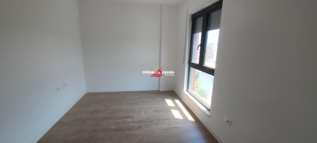 Ambient Biznesi/Zyre+Post Parkimi me Qera tek Komuna e Parisit, prane Rrethrrotullimit ne Tirane (ID 42611330)