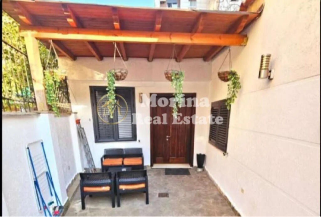 Affitto, Ingresso Privato 2+1+Cortile+Posto Auto, Via Jeronim De Rada, 800 Euro/Mese