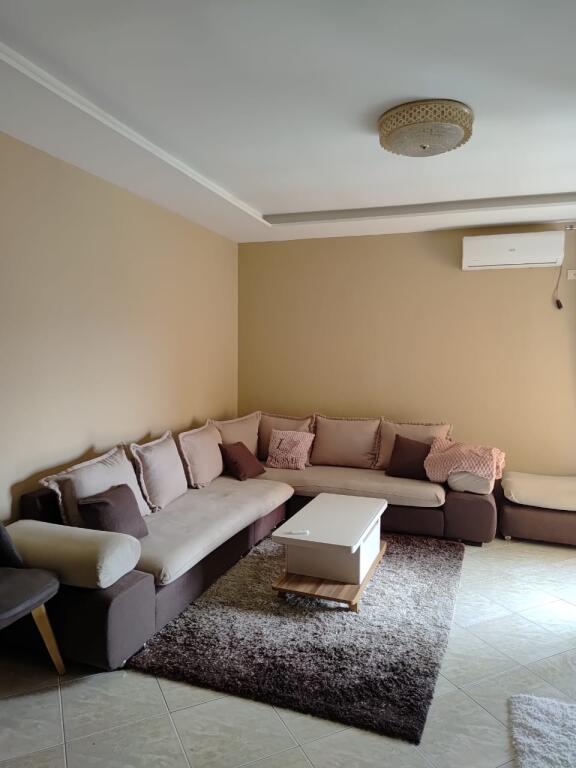 🏠 Appartamento arredato 1+1 in affitto – 34.000 Lek/mese 📍 Sotto la curva di Kamza, Via Eltion Frroku
