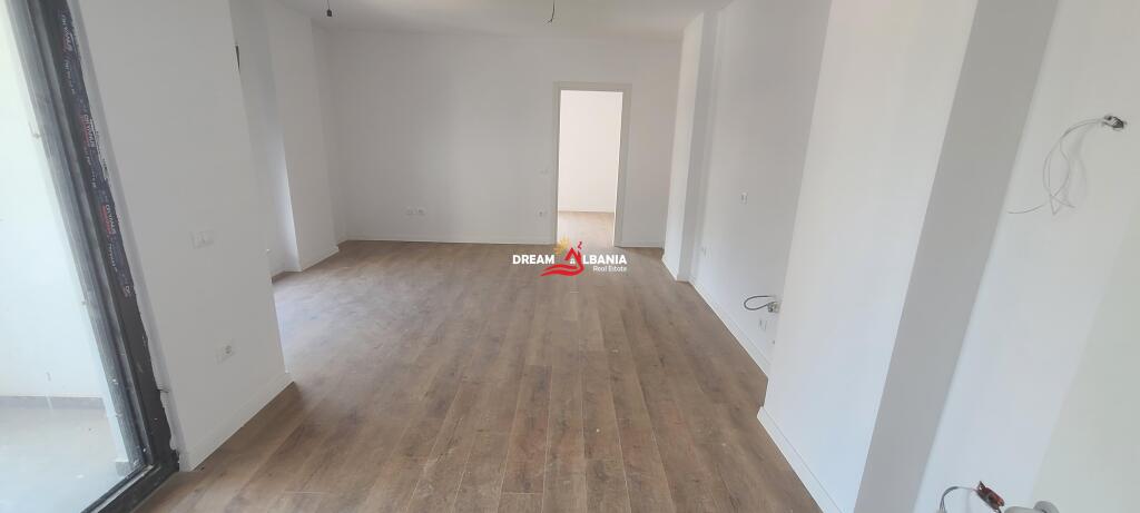 Ambient Biznesi/Zyre+Post Parkimi me Qera tek Komuna e Parisit, prane Rrethrrotullimit ne Tirane (ID 42611330)