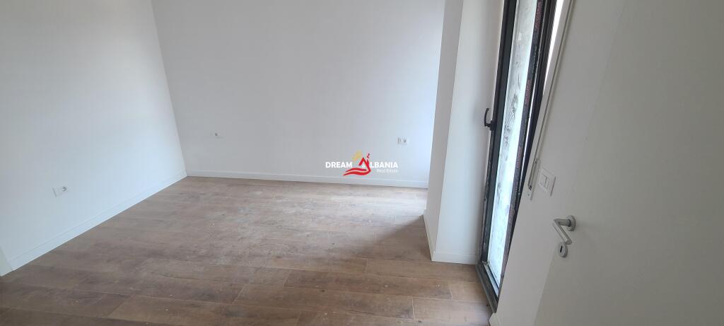 Ambient Biznesi/Zyre+Post Parkimi me Qera tek Komuna e Parisit, prane Rrethrrotullimit ne Tirane (ID 42611330)