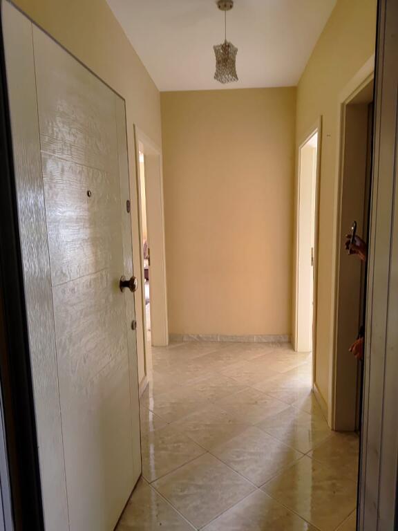 🏠 Appartamento arredato 1+1 in affitto – 34.000 Lek/mese 📍 Sotto la curva di Kamza, Via Eltion Frroku