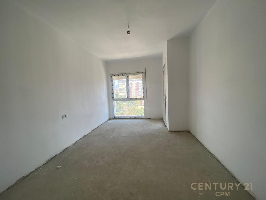 🦅 Vendesi appartamento 2+1+2 vicino a Piazza Shqiponja – Opportunità d’oro per investimento o abitazione!