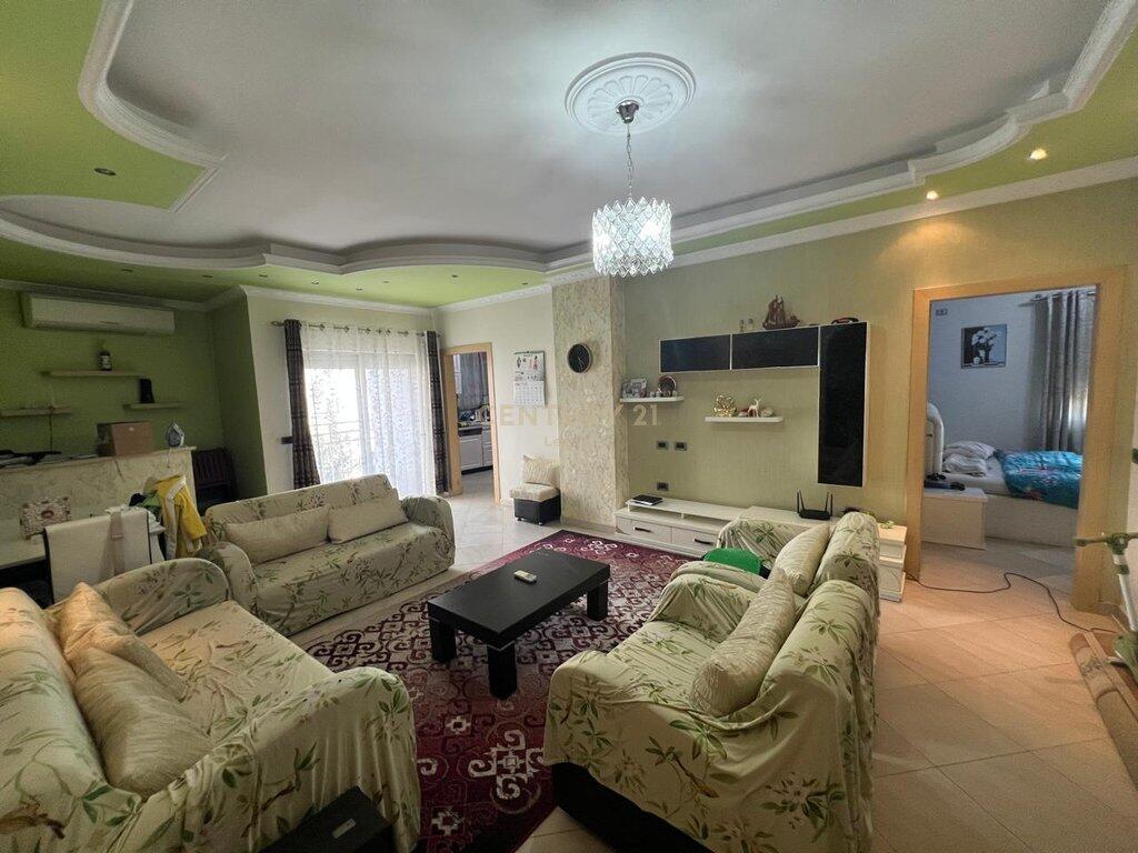 🏠 Nella zona tranquilla e preferita di Fresku, è offerto in vendita un appartamento funzionale 2+1